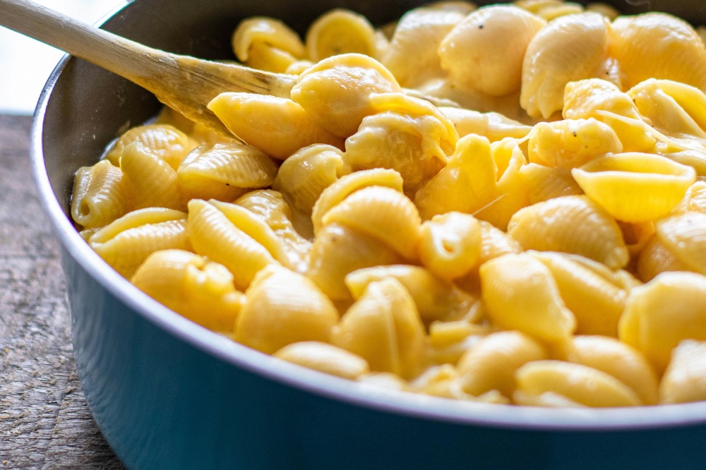 Macaroni and cheese in a blue bowl